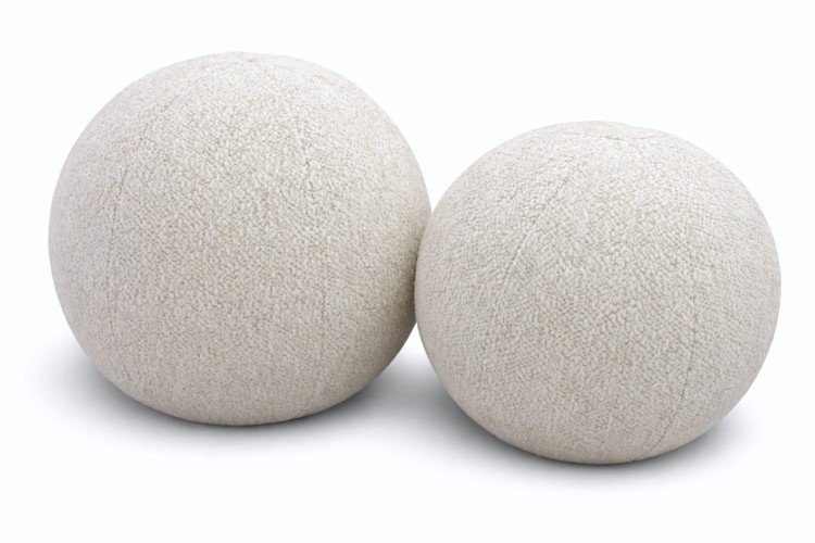 Poduszka dekoracyjna okrągła w kształcie kuli Puffi 30 cm - białe tło w zestawie